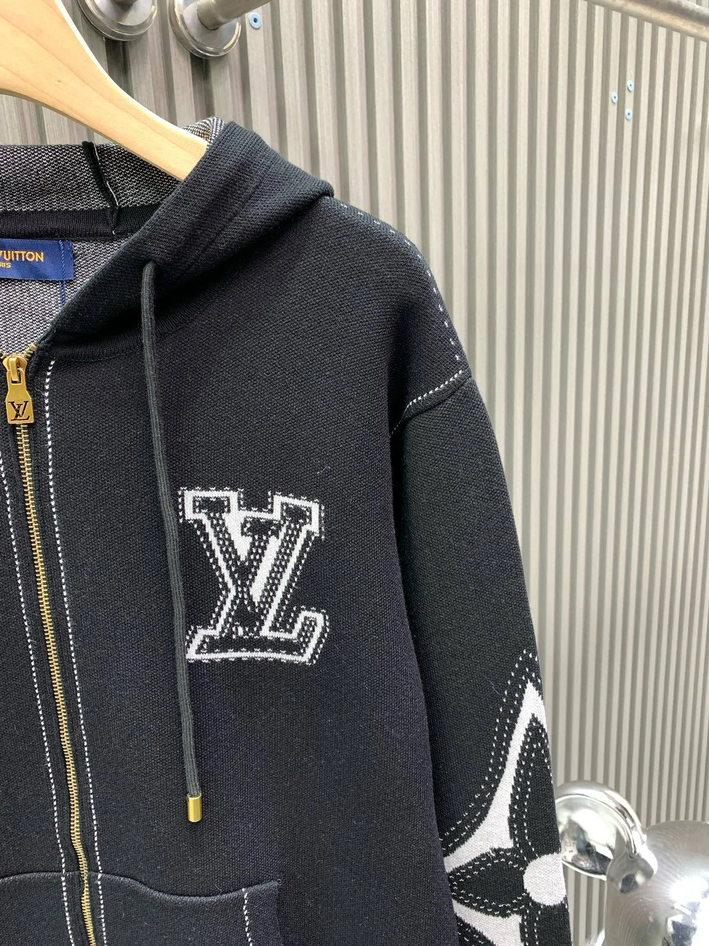 🅿️560 🀄️ Louis Vuitton Louis Vuitton lv intarsia pattern knitted zipper hoodie jacket. It is fashionable and practical and enhances the identity. The trend of low-key luxury, regardless of the occasion and age. Casual fashionable age-reducing artifact, fully showing the charm of fashion and luxury. Fiber cotton yarn texture, made of Stoll CNC fine knitting. It is delicate and soft and has good warmth. It is not tight at all when worn next to the body. Suitable to be worn alone or as an inner layer. The monogram intarsia flower pattern with needlework stitches exudes charming fashion charm. The black and white color matching reflects the perfect contrasting design. It is avant-garde and full of trendy beauty. The overall beauty is unquestionable. The inscribed zipper placket and dotted line design create an open-line look. The edges of the ribbed cuffs and hem are neat and detailed. Many details of the design will be visible at a glance. Can be worn with couples in the same style for both men and women.